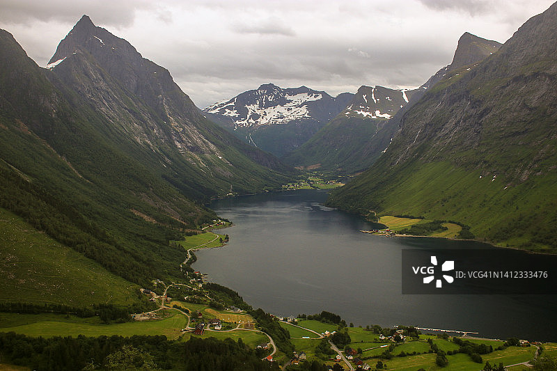 位于约伦峡湾东臂的乌尔克和奥耶居民点图片素材