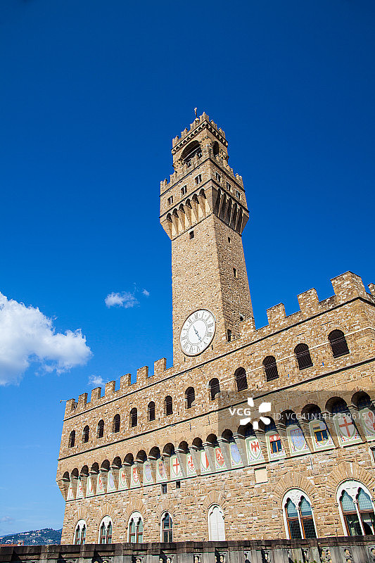 蓝天下的钟楼图片素材