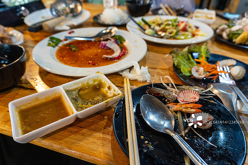 餐厅餐桌上的食物残渣鸟瞰图图片素材