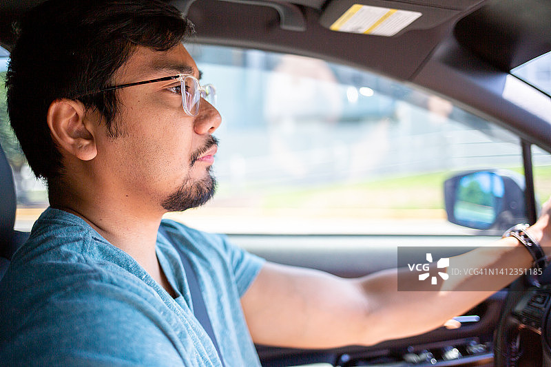 菲律宾男人开车图片素材