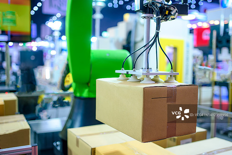 生产线上工作的机械臂图片素材