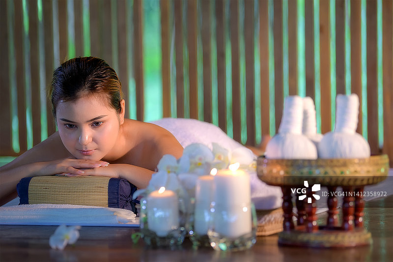 在泰国水疗沙龙中享受精油按摩的亚洲女子图片素材