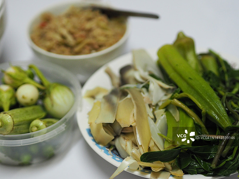 虾酱辣椒酱配水煮蔬菜图片素材