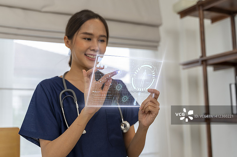 医生检查病人的病历图片素材