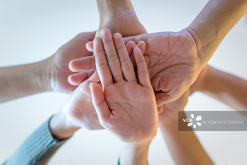 亚洲商务人士在办公室叠手的图像图片素材