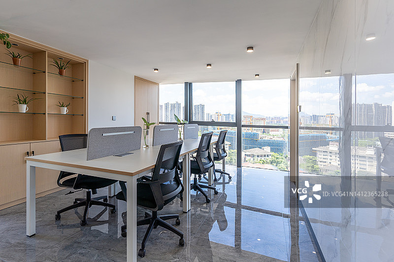 新装修的简约明亮办公空间图片素材