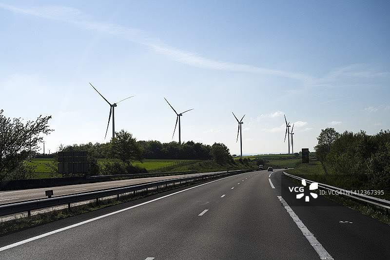 贝桑松路边的风力涡轮机图片素材