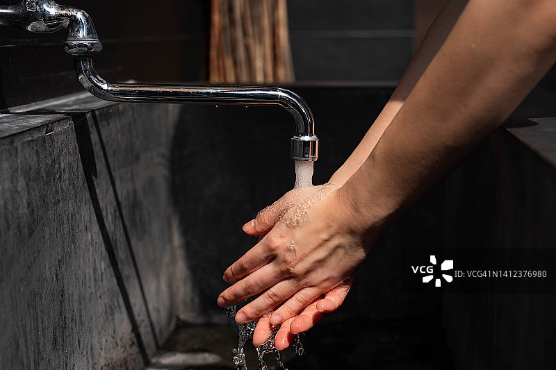 女人洗手图片素材