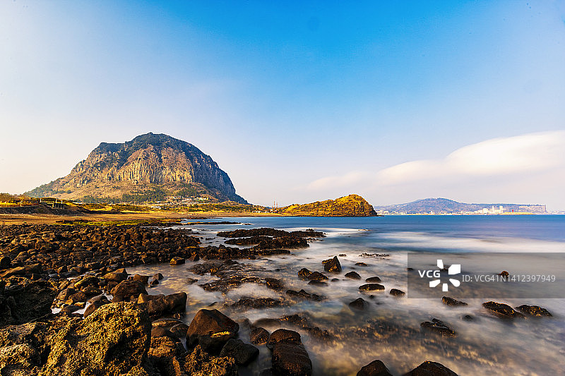 济州岛西归浦市安德面沙溪海水浴场山房山图片素材