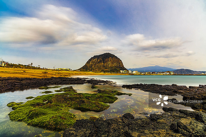 济州岛西归浦市安德面沙溪海水浴场山房山图片素材