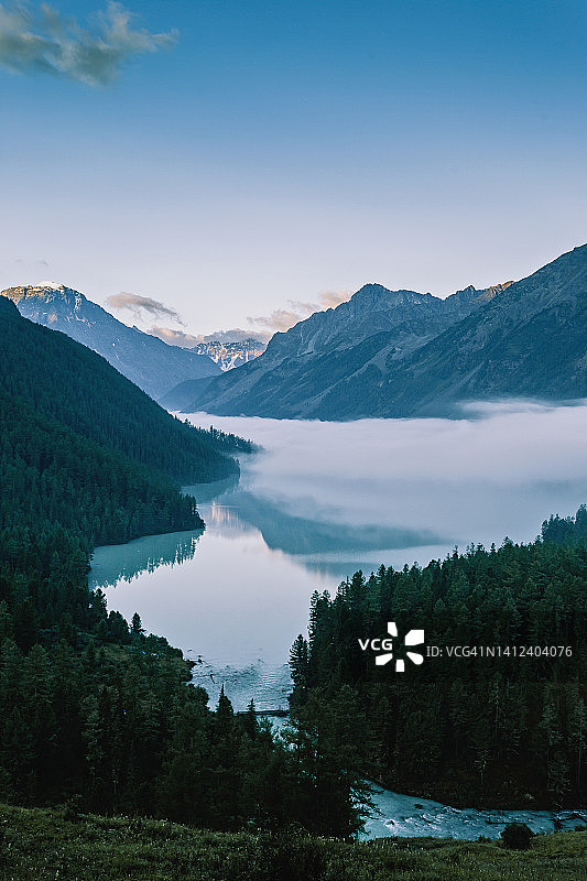 库切尔林斯科耶湖山谷的清晨雾气，别卢哈国家公园，阿尔泰共和国，俄罗斯西伯利亚图片素材