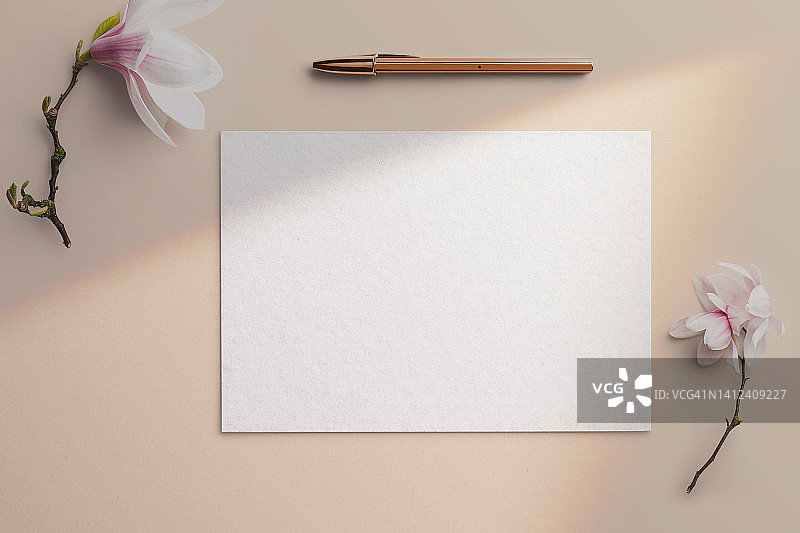 纸质空白模板、金色钢笔和白色鲜花中性背景图片素材