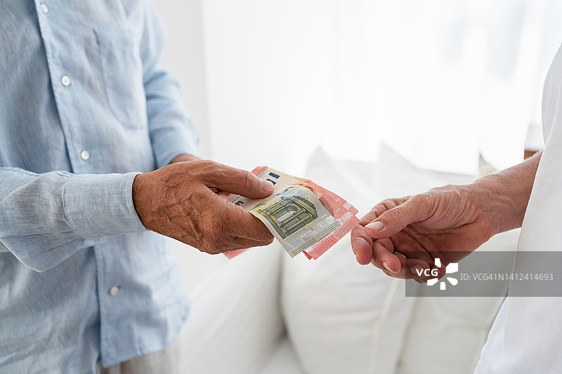 男子递过欧元纸币（近景特写）图片素材