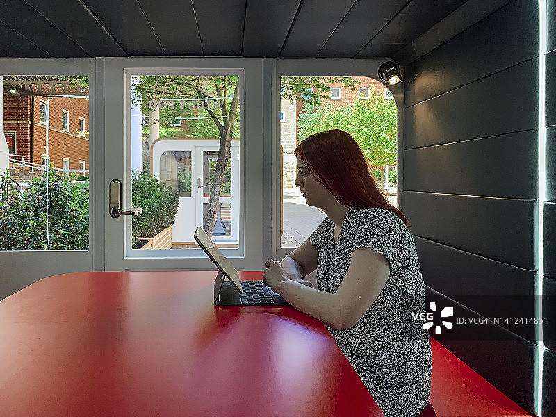 大学生在线学习图片素材