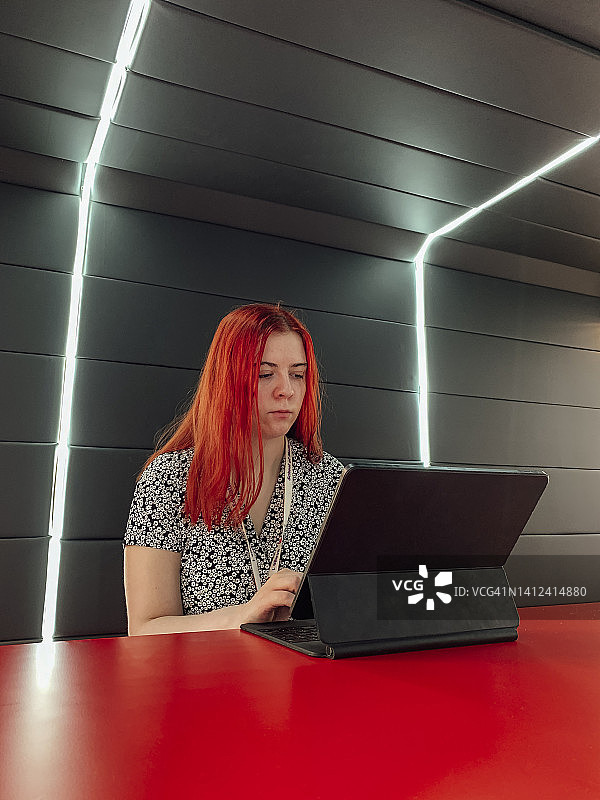 学习室里的专注图片素材