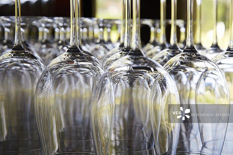 哥斯达黎加一家餐厅里一排倒置的葡萄酒杯图片素材