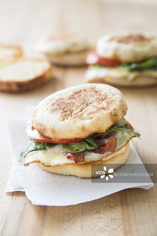 培根鸡蛋奶酪英式松饼早餐图片素材