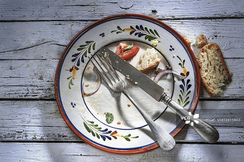 空盘上的食物和面包残渣图片素材