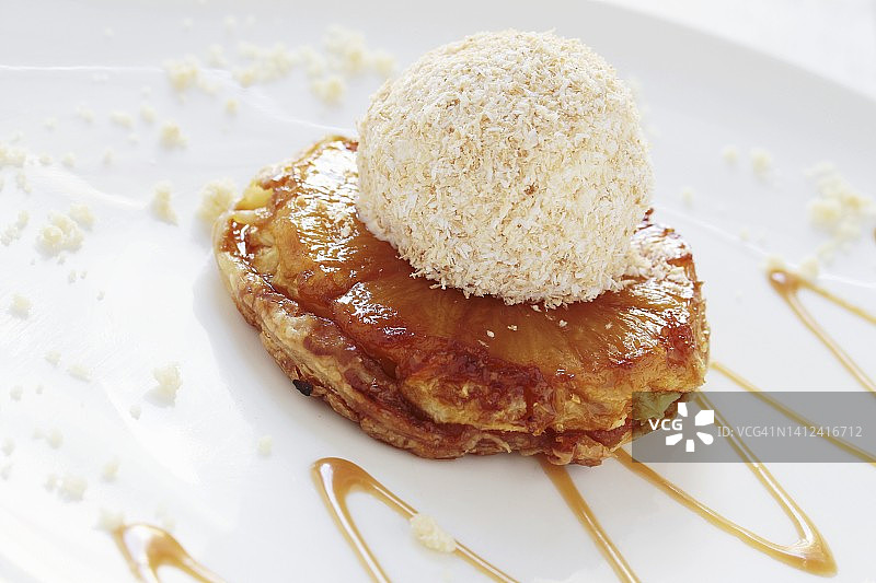 菠萝焦糖挞与椰子冰淇淋图片素材