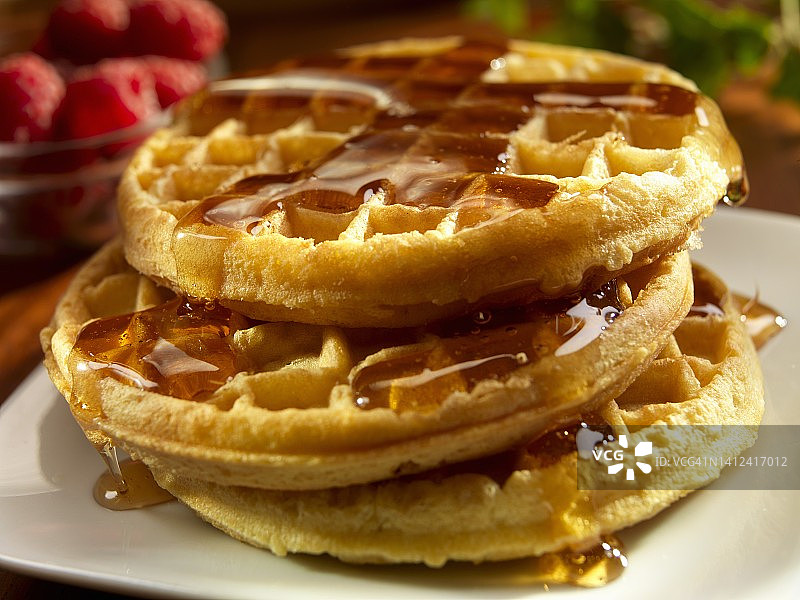 三层华夫饼，配枫糖浆和覆盆子图片素材