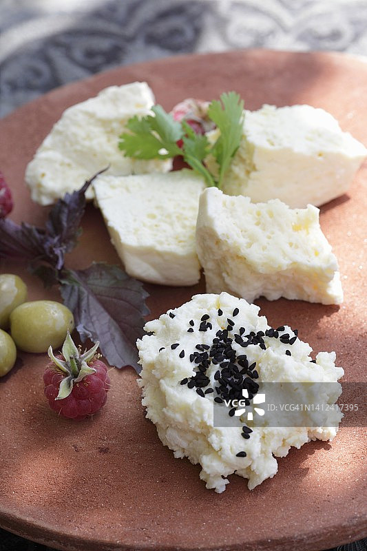 黑芝麻、菲达奶酪、橄榄和覆盆子奶油奶酪图片素材