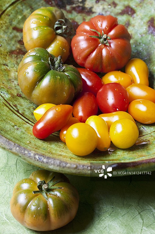 陶瓷碗里的各种有机番茄图片素材