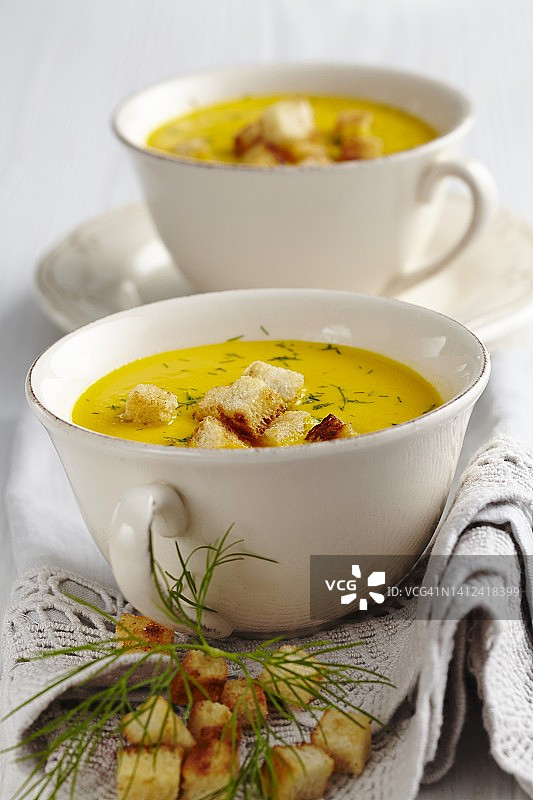 配面包丁的胡萝卜汤图片素材