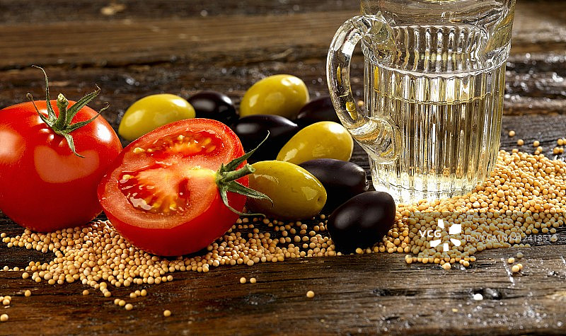 芥菜籽、番茄、橄榄和白葡萄酒醋：沙拉酱配料图片素材