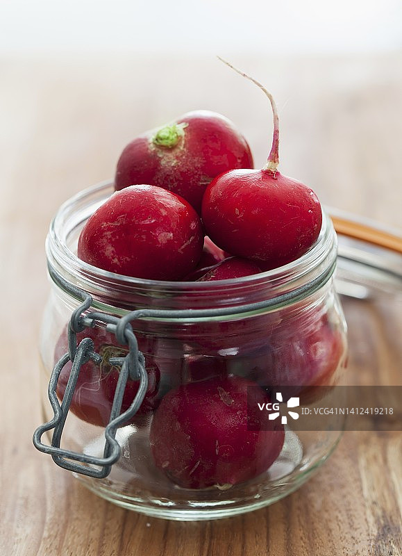 翻盖罐中的新鲜萝卜图片素材