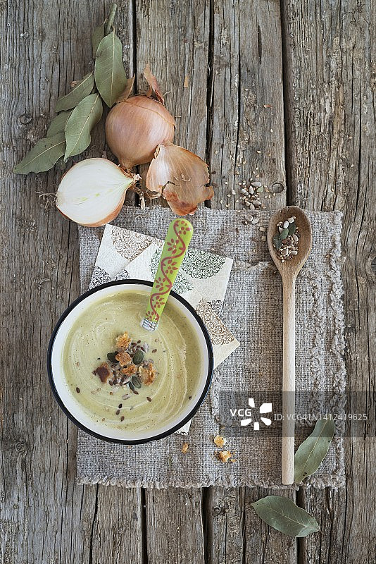 奶油西葫芦汤配面包丁、香料和洋葱图片素材
