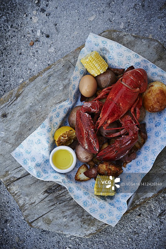 熟龙虾配玉米棒和土豆图片素材