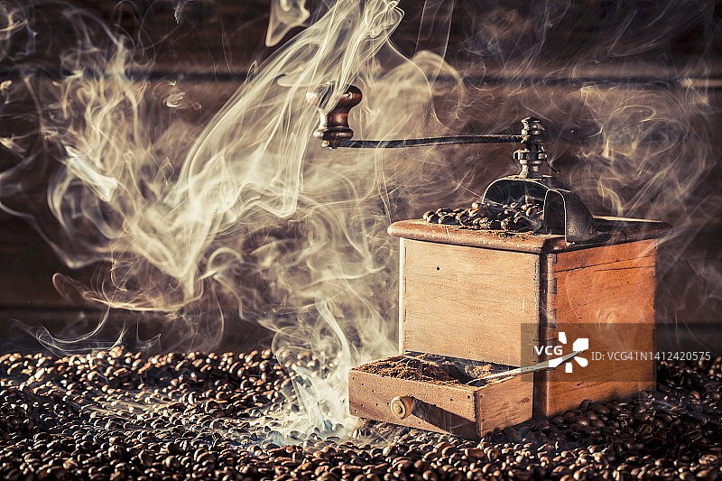 新鲜研磨的咖啡和旧咖啡研磨机图片素材