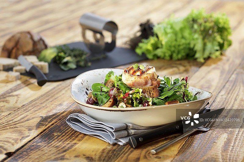 培根烤山羊奶酪面包沙拉图片素材