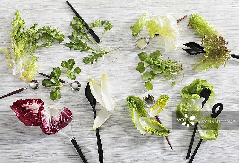 搭配沙拉用具的各种生菜叶图片素材