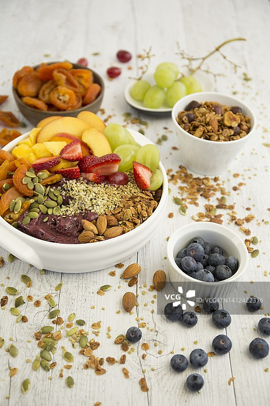 巴西莓、杏仁和水果冰沙碗图片素材