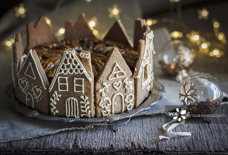 姜饼小屋环绕的圣诞蛋糕图片素材
