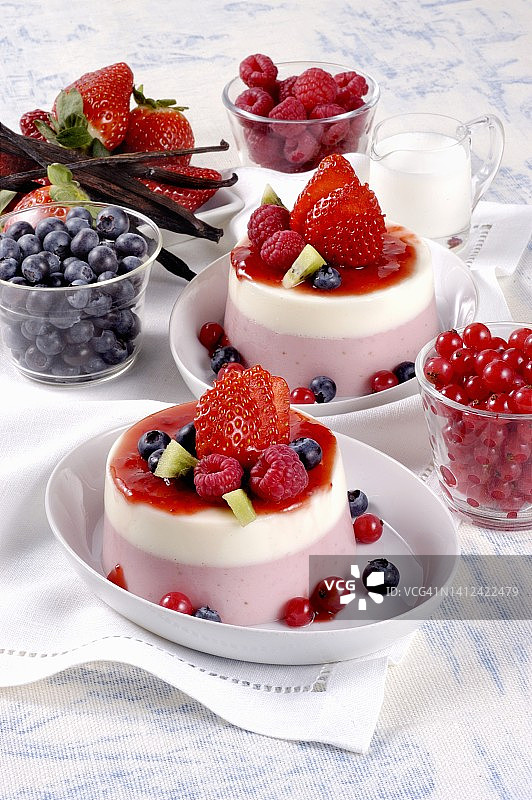 意式奶冻配浆果图片素材