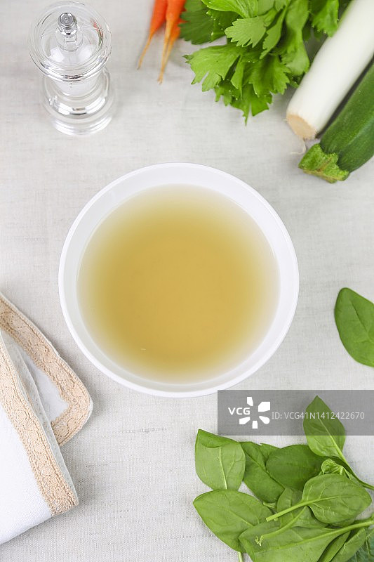 碗中的清澈蔬菜汤图片素材