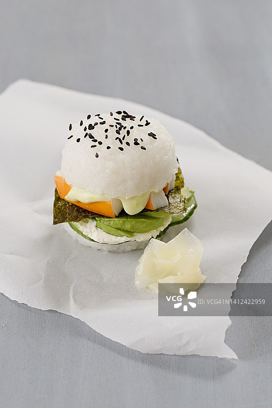 黄瓜、芥末蛋黄酱、蟹肉棒、鳄梨、海苔和腌姜寿司汉堡图片素材