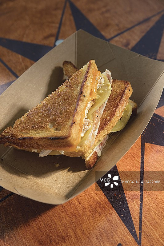 三角形烤奶酪配纸碗图片素材