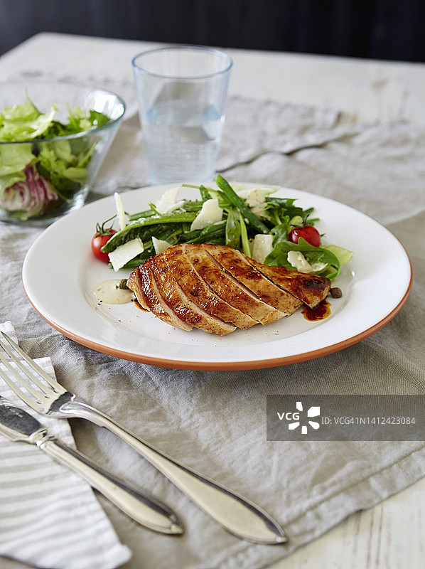 烧烤鸡胸肉沙拉配酸豆酱图片素材