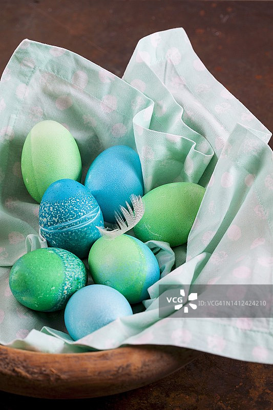 用蜡染图案染色的复活节彩蛋，在篮子里的布上图片素材