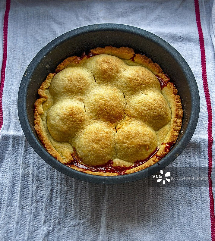 烤盘中的苹果塔丁塔图片素材