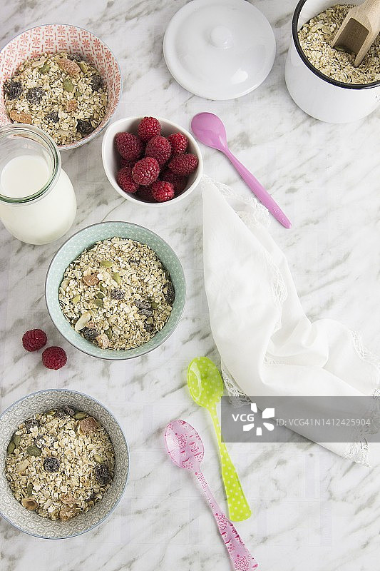 什锦早餐与燕麦片、覆盆子和牛奶图片素材