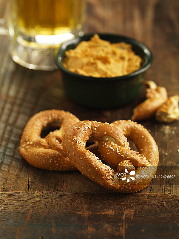 盐味椒盐卷饼和蘸酱图片素材