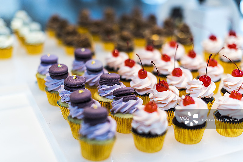 展示柜中的纸杯蛋糕图片素材