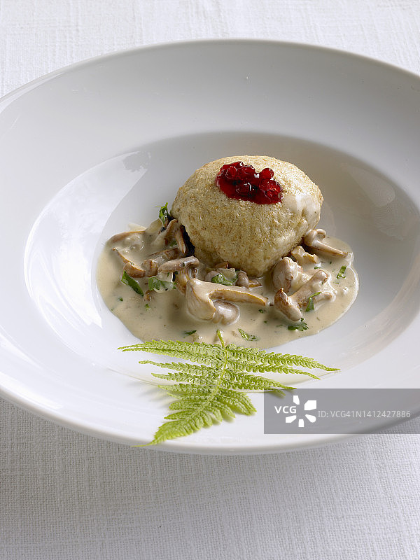 蘑菇酱和蔓越莓酱的蒸斯佩尔特饺子图片素材