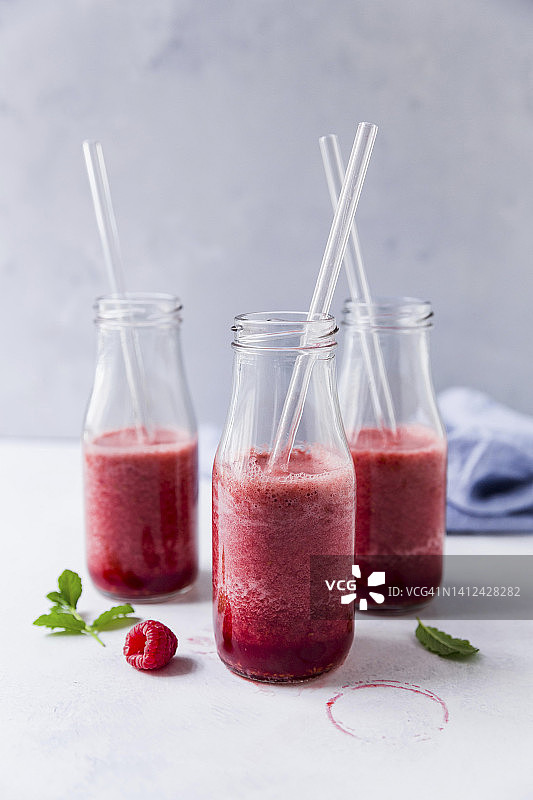 覆盆子冰沙瓶图片素材