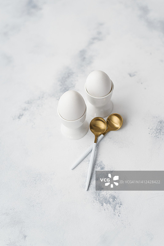 蛋杯和勺子里的两个鸡蛋图片素材