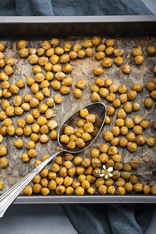 烤盘香辣烤鹰嘴豆图片素材